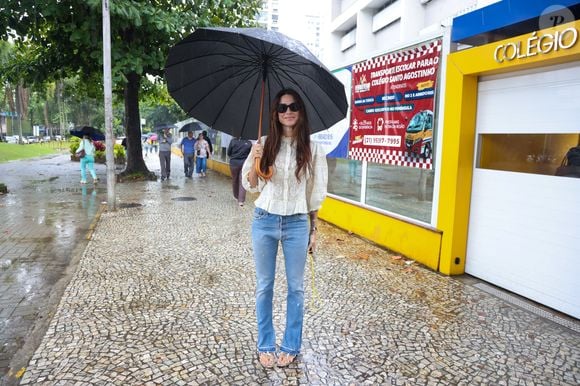 Thaila Ayala enfrenta chuva para votar no segundo turno