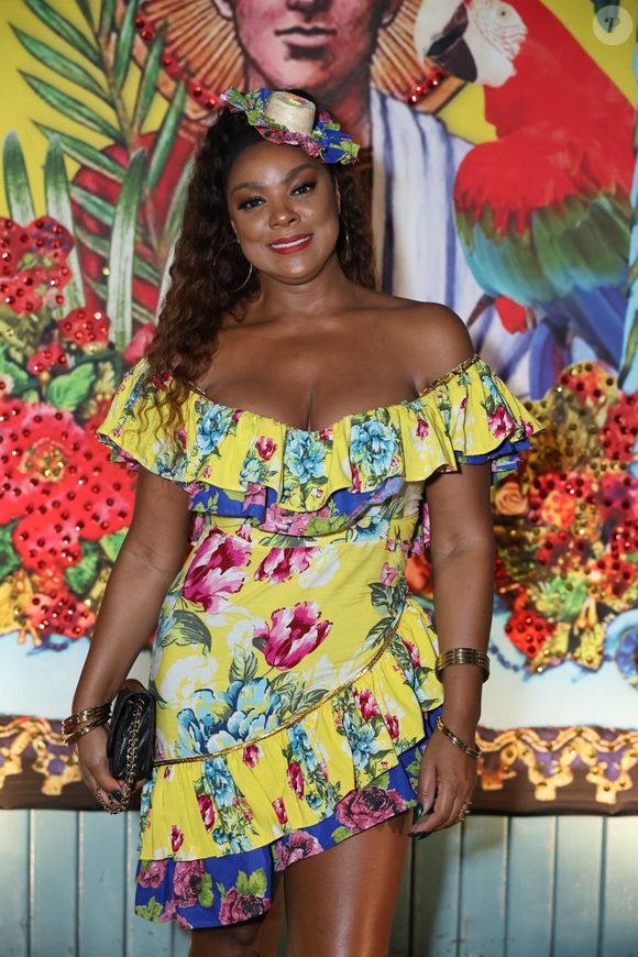 Arraial da Arara 2025: Cris Vianna exibiu toda sua beleza em um vestido estampado com babados