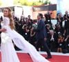 Marina Ruy Barbosa brilha no tapete vermelho de Veneza com vestido branco de alta-costura, cristais e cauda monumental