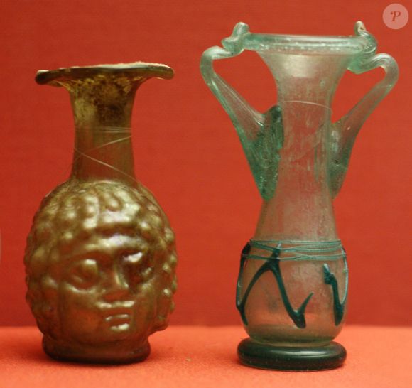 Frascos ou jarras de vidro para perfume, período greco-egípcio, perfume lendário de Cleópatra ganha nova vida em laboratório da UFSC