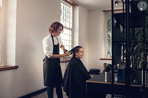 Cabelos tingidos tendem a ser mais secos e ásperos. Para remediar isso, é aconselhado aplicar condicionador ao lavar o cabelo e, pelo menos uma vez por semana, substitua o condicionador por uma máscara capilar