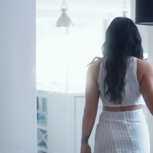 Demi Lovato aparece na antiga mansão de Hollywood Hills, propriedade que comprou por US$ 8,3 milhões em 2016