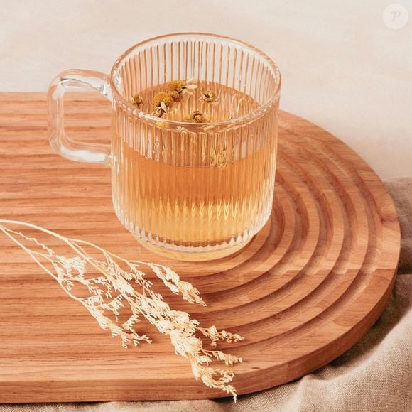 O chá de camomila é conhecido por suas propriedades calmantes, mas também tem diversos outros benefícios para a saúde