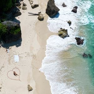 Alessandra Ambrósio e Buck Palmer escolheram um dos destinos mais exclusivos da Indonésia para celebrar uma nova fase do relacionamento. O pedido aconteceu no NIHI Sumba, diante do mar e cercado por pétalas
