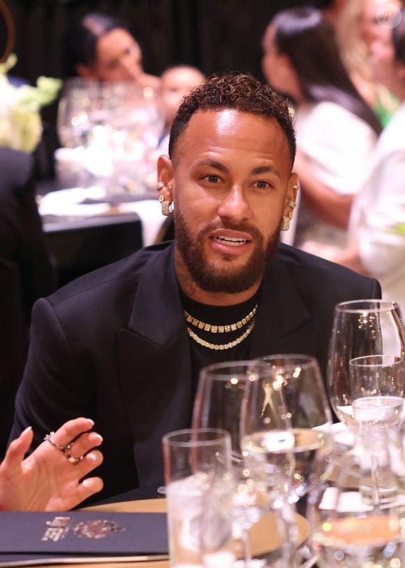 O jogador Neymar prestigia mais uma edição do leilão beneficente do Instituto Projeto Neymar Jr., responsável por financiar ações sociais em Praia Grande