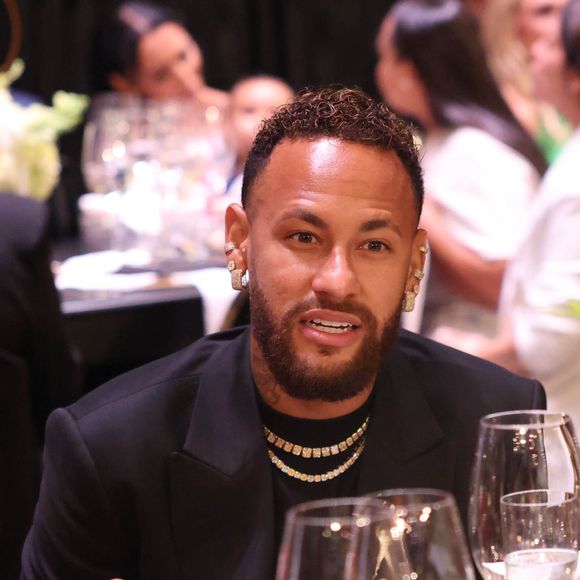 O jogador Neymar prestigia mais uma edição do leilão beneficente do Instituto Projeto Neymar Jr., responsável por financiar ações sociais em Praia Grande