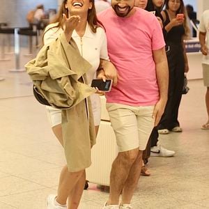 Beatriz Reis e Gil do Vigor, ex-BBBs, são flagrados juntinhos no aeroporto Santos Dumont, no Rio de Janeiro