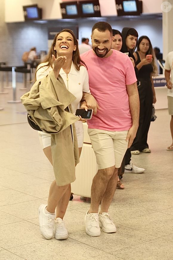 Beatriz Reis e Gil do Vigor, ex-BBBs, são flagrados juntinhos no aeroporto Santos Dumont, no Rio de Janeiro