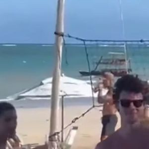 Vídeos de Shawn Mendes curtindo a praia no Nordeste, enquanto Bruna Marquezine acompanha discretamente, voltam a movimentar comentários sobre a proximidade do casal