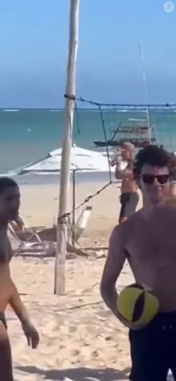 Vídeos de Shawn Mendes curtindo a praia no Nordeste, enquanto Bruna Marquezine acompanha discretamente, voltam a movimentar comentários sobre a proximidade do casal