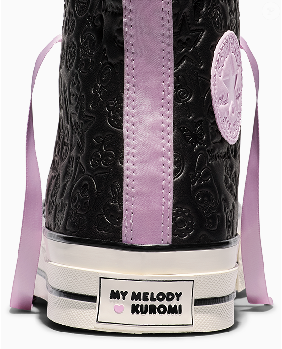 O acabamento envernizado e a cor preta ajudam a construir a identidade visual do novo tênis da Converse. Os elementos inspirados em Kuromi, personagem de personalidade rebelde, conversam com referências que marcaram o estilo emo dos anos 2000. Para quem guarda lembranças dessa fase, o modelo combina nostalgia e uma proposta atual