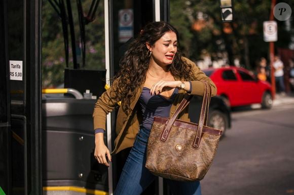 Gerluce (Sophie Charlotte) entra em desespero com Josefa (Arlete Salles) atropelada no capítulo da novela 'Três Graças' de 30 de outubro de 2025, quinta-feira