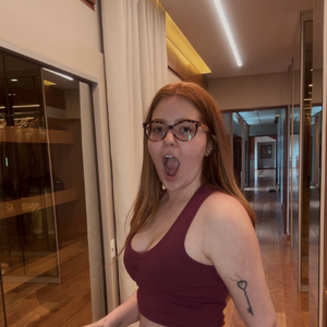 Viih Tube também mostrou como está agora uma calça que usava antes de fazer as cirurgias