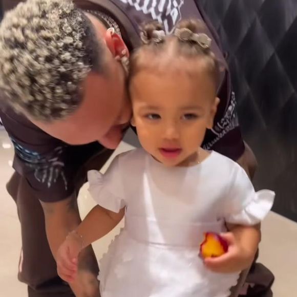 A pequena Mavie apostou num look branco, com saia de florzinhas.