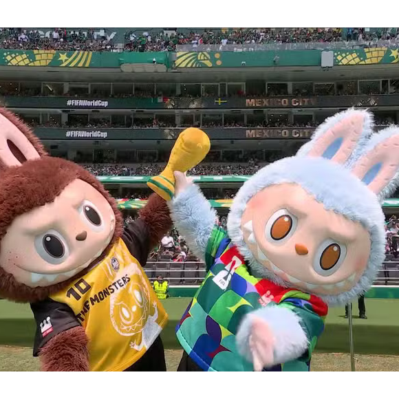 O Labubu, um dos maiores sucessos de 2025, ganhou ainda mais visibilidade após aparecer na abertura da Copa do Mundo no Estádio Azteca, no México. Agora, o personagem também virou assunto por causa do episódio envolvendo a família de Régis Danese