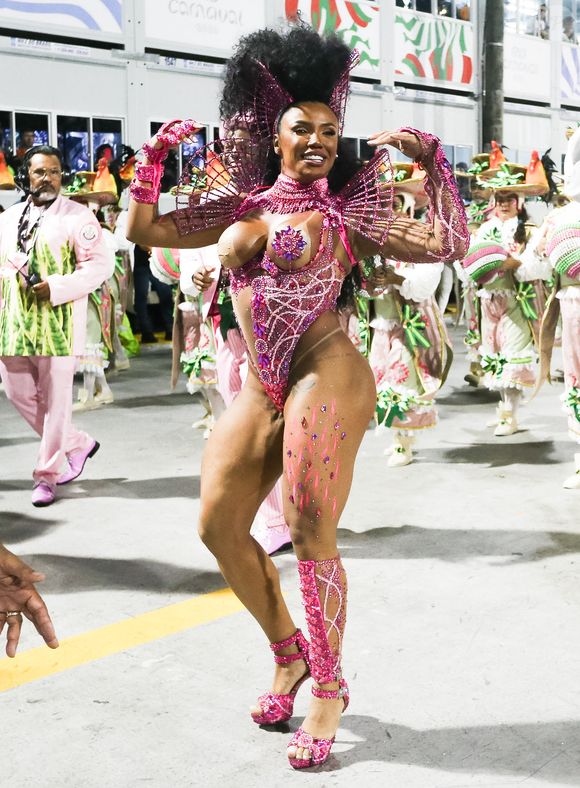 A Mangueira, escola de coração de Evelyn Bastos, foi a última escola da primeira noite de desfiles do Carnaval do RJ