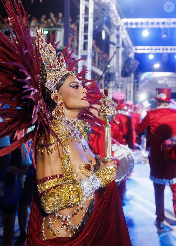 Juliana Paes usou fantasia feita sob medida que ultrapassou meio milhão de reais