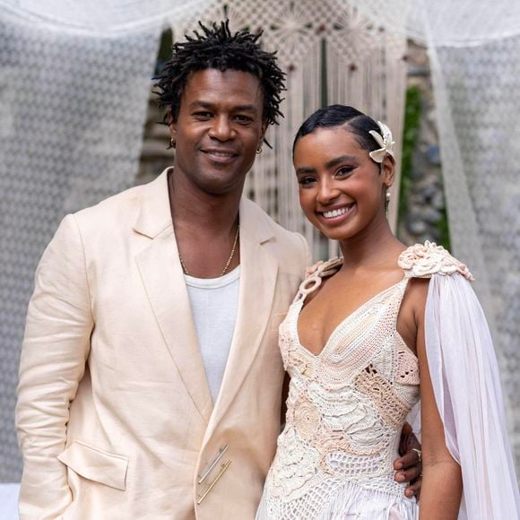 O look de Eduarda (Gabz) ao lado de Leandro (David Junior) aposta no crochê para criar uma produção de inspiração boho chic, mostrando como o trabalho artesanal pode transformar o tradicional vestido de noiva