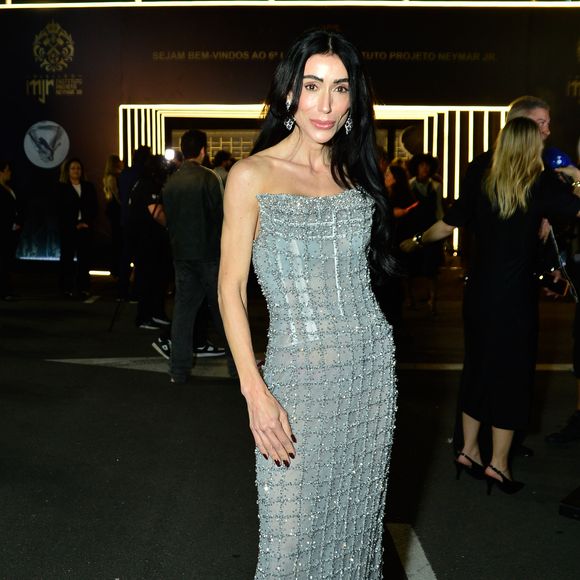 Michelle Barros: exibiu um vestido longo tomara que caia cinza-prateado, inteiramente bordado em padrão quadriculado de pedrarias e cristais reflexivos