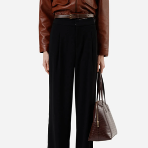 A calça wide leg preta da C&A é escolha certeira para quem busca elegância clássica com toque contemporâneo