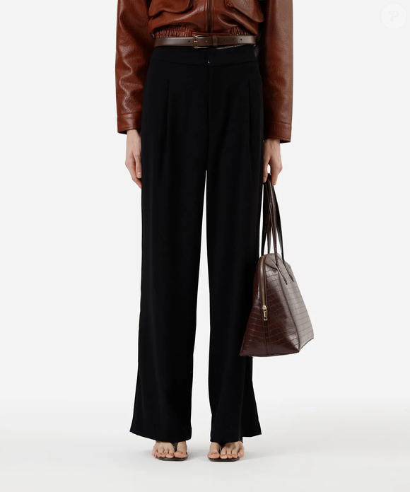 A calça wide leg preta da C&A é escolha certeira para quem busca elegância clássica com toque contemporâneo