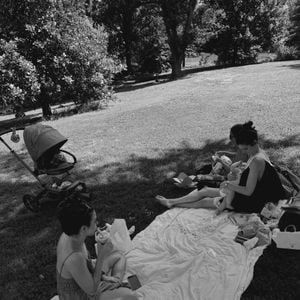 Camila Queiroz apareceu ao lado de Klebber Toledo e da filha, Clara, durante um piquenique no Central Park, um dos pontos turísticos mais famosos de Nova York