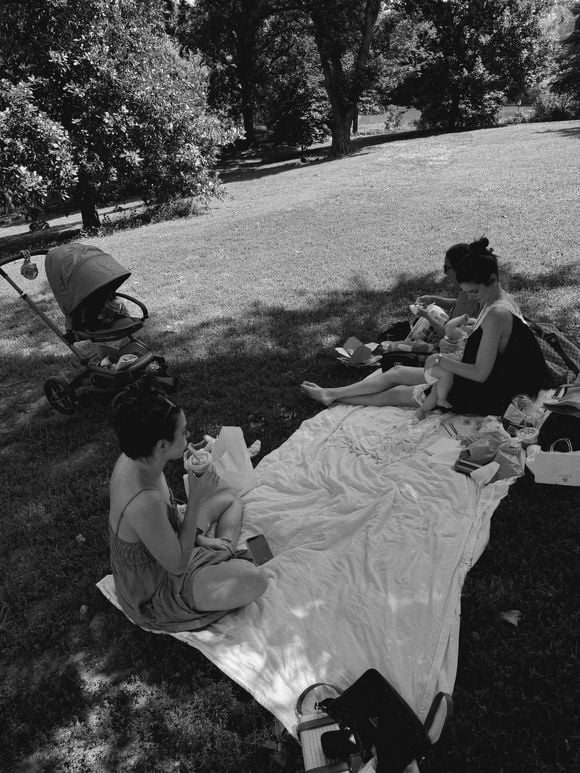 Camila Queiroz apareceu ao lado de Klebber Toledo e da filha, Clara, durante um piquenique no Central Park, um dos pontos turísticos mais famosos de Nova York