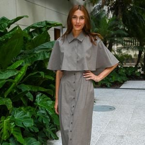 Scarpin no mesmo tom da produção reforça proposta monocromática e alonga a silhueta