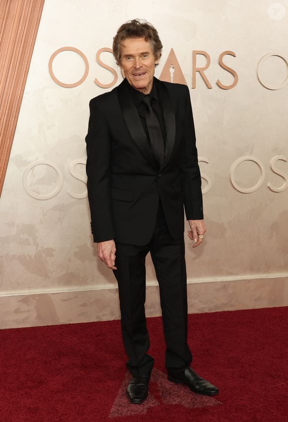 Entre as atividades favoritas de Willem Dafoe estão a limpeza de esterco de animais e tarefas simples, como lavar a louça