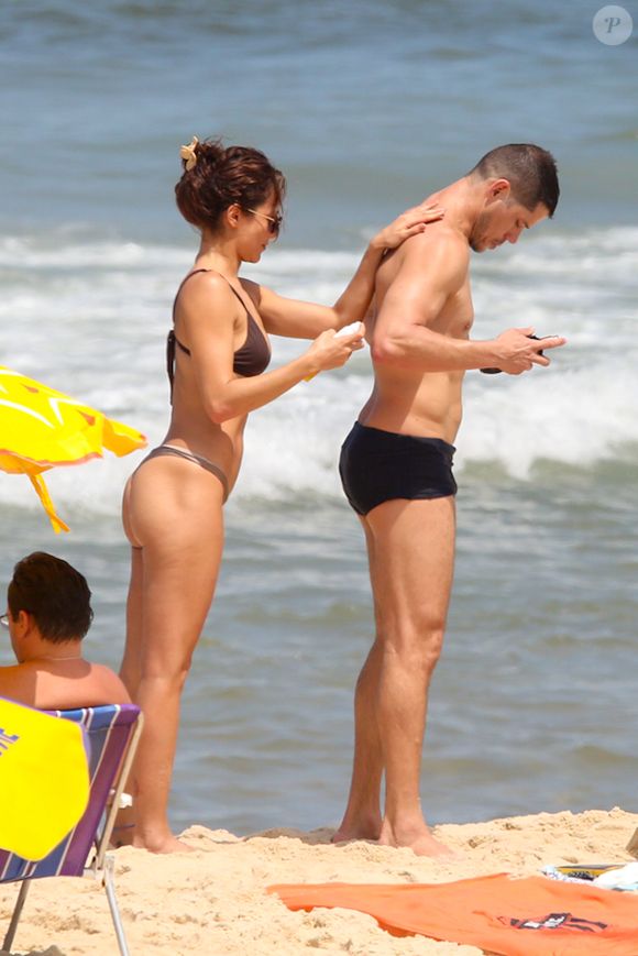 José Loreto ganhou ajuda da namorada, Fernanda Marques, para passar protetor solar