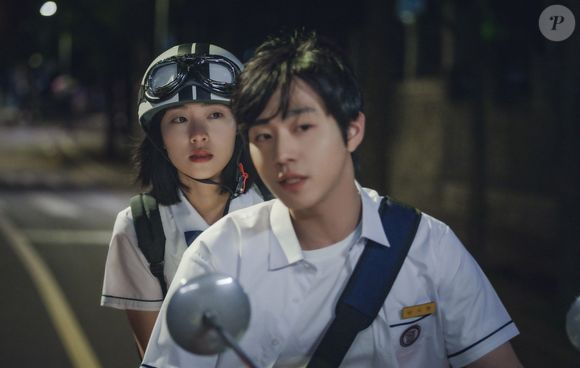 'O Tempo Traz Você Para Mim': uma mulher volta ao passado e enfrenta o luto ao rever alguém que lembra seu namorado que morreu