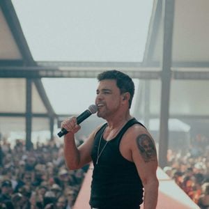 Zezé Di Camargo processou o Facebook e já obteve uma primeira vitória. As informações são da colunista Fábia Oliveira