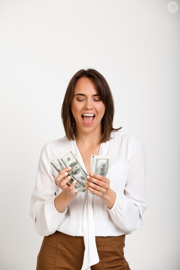 Você costuma usar dinheiro em espécie? Especialistas explicam que visualizar a saída do dinheiro torna os gastos mais concretos e pode ajudar a evitar compras por impulso. Veja como isso funciona