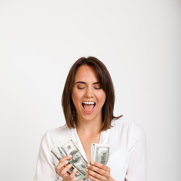 Você costuma usar dinheiro em espécie? Especialistas explicam que visualizar a saída do dinheiro torna os gastos mais concretos e pode ajudar a evitar compras por impulso. Veja como isso funciona