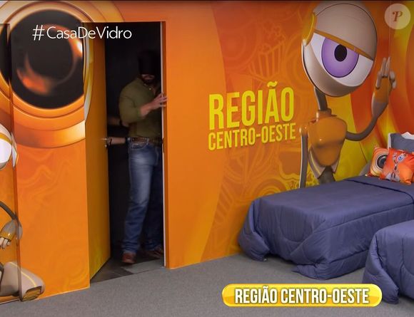 Uma pessoa da produção precisou ajudar o participante a entrar na Casa de Vidro do 'BBB 26'