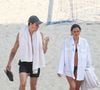 Bruna Marquezine e Shawn Mendes são vistos deixando a praia no Rio de Janeiro