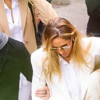 Abalada, Schynaider Moura ganha amparo das filhas no velório de Anne Marie; pai da adolescente, Mário Garneiro também se emocionou