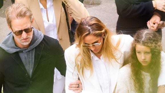 Abalada, Schynaider Moura ganha amparo das filhas no velório de Anne Marie; pai da adolescente, Mário Garneiro também se emocionou