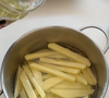 Coloque as batatas para uma frigideira ou panela com óleo frio e leve para fritar em temperatura baixa, sem mexer com garfo