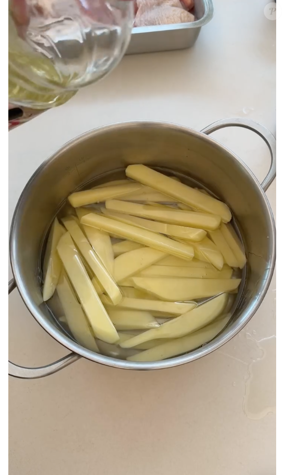 Coloque as batatas para uma frigideira ou panela com óleo frio e leve para fritar em temperatura baixa, sem mexer com garfo