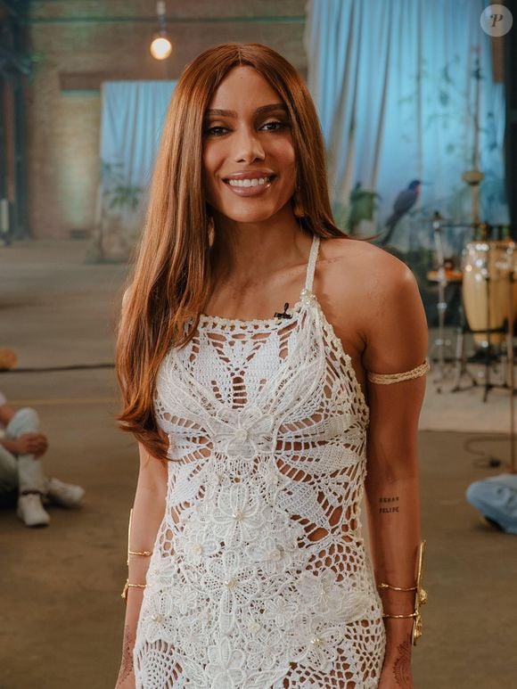 Anitta participa do 'Conversa com Bial', da TV Globo, nesta terça-feira (25), usando um vestido rendado e falando sobre 'Equilibrivm', novo projeto musical da cantora
