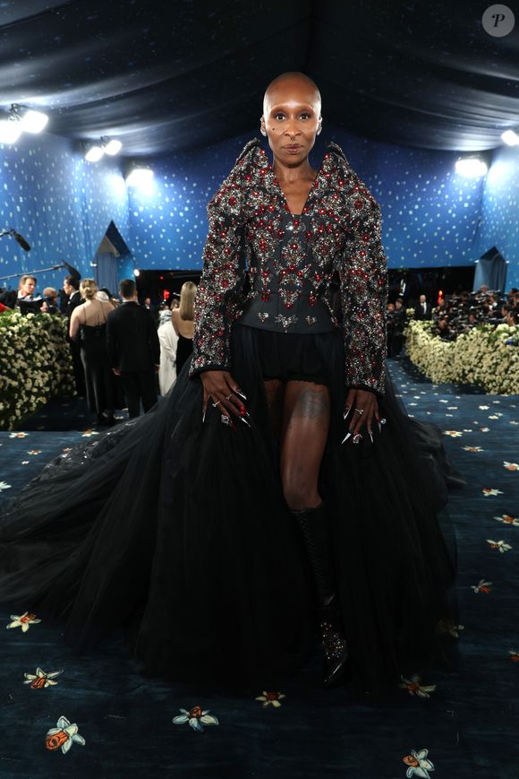 Cynthia Erivo, a Elphaba de 'Wicked', colocou as pernas para jogo em look poderoso e teatral no MET Gala 2025