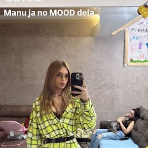 Virginia chegou a usar um look curto xadrez em tonalidades de amarelo, mas trocou a roupa, optando por um look mais confortável, na pegada do inverno.