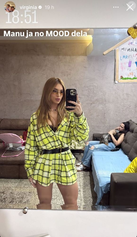 Virginia chegou a usar um look curto xadrez em tonalidades de amarelo, mas trocou a roupa, optando por um look mais confortável, na pegada do inverno.
