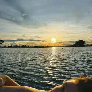 Alguns internautas na web notaram a postura discreta de Bruna Marquezine e a ausência em algumas fotos.