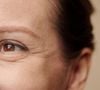 Quem deseja olhos visualmente maiores pode apostar em um truque simples: aplicar sombra ou lápis na linha dos cílios inferiores sem preencher a linha d’água. De acordo com especialistas, a técnica cria uma sensação imediata de abertura no olhar