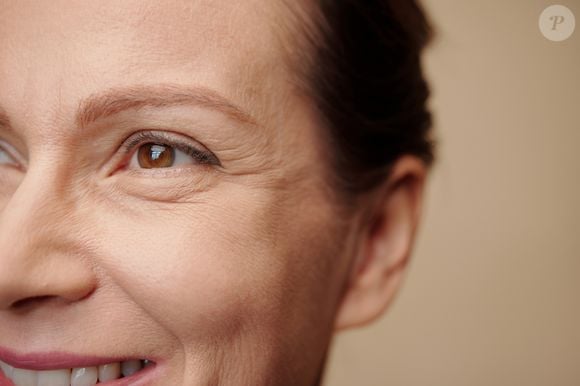 Quem deseja olhos visualmente maiores pode apostar em um truque simples: aplicar sombra ou lápis na linha dos cílios inferiores sem preencher a linha d’água. De acordo com especialistas, a técnica cria uma sensação imediata de abertura no olhar