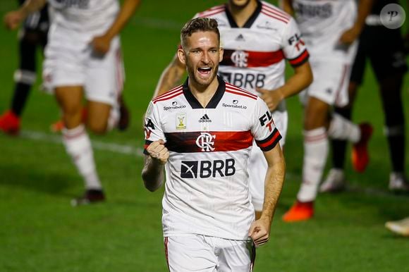 Em 2020, quando estreou no Flamengo, Léo Pereira ainda mantinha uma aparência bem diferente