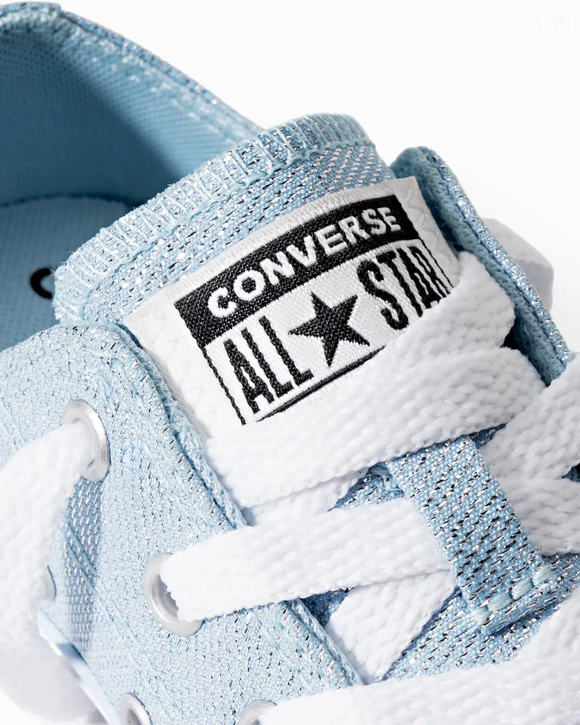 Até o fechamento desta matéria, o novo Chuck Taylor All Star Shine Juvenil Cano Baixo Azul era vendido por R$ 229,90, unindo brilho, conforto e o DNA clássico da Converse