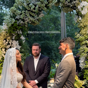Gabriel Medina anunciou a gravidez de Isabella Arantes no altar do seu casamento, segundo o portal LeoDias
